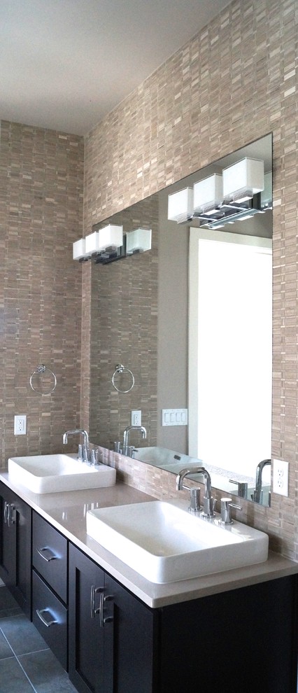 Exempel på ett mellanstort klassiskt badrum, med ett undermonterad handfat, skåp i shakerstil, svarta skåp, granitbänkskiva, grå kakel, keramikplattor, klinkergolv i keramik, ett badkar i en alkov, en dusch/badkar-kombination, en toalettstol med separat cisternkåpa och grå väggar