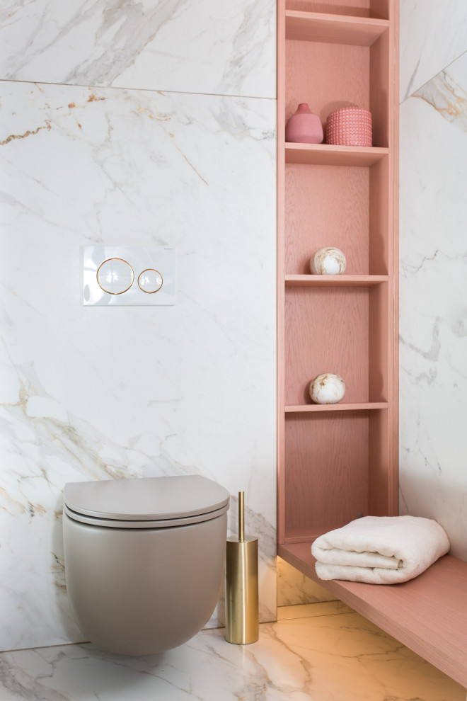 Idéer för ett litet modernt rosa en-suite badrum, med möbel-liknande, en kantlös dusch, en vägghängd toalettstol, svart och vit kakel, porslinskakel, vita väggar, klinkergolv i porslin, ett konsol handfat, träbänkskiva, vitt golv, dusch med gångjärnsdörr och skåp i slitet trä