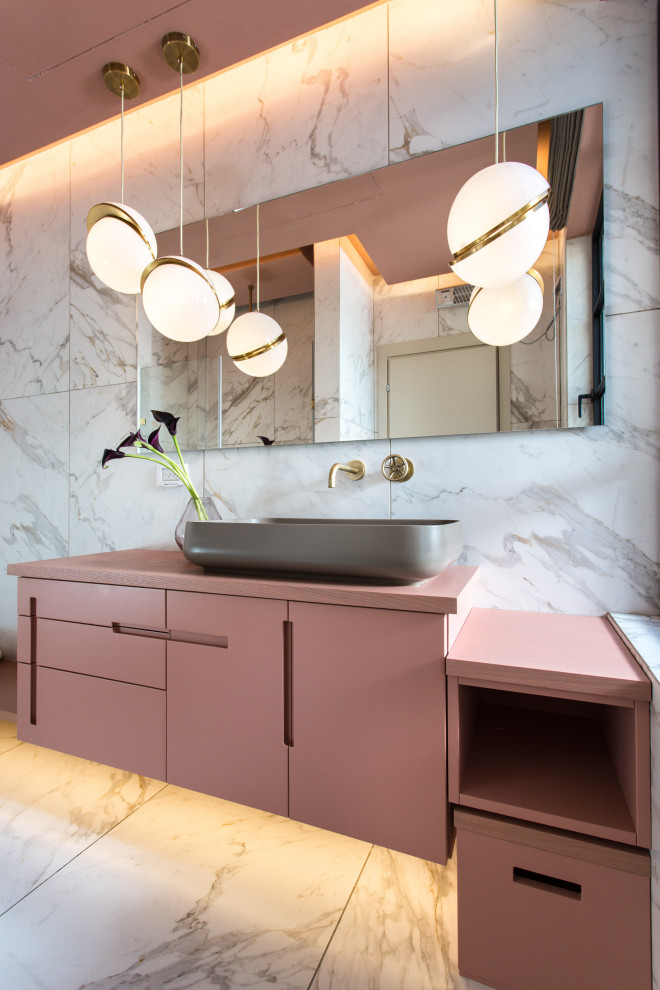 Inredning av ett modernt litet rosa rosa en-suite badrum, med möbel-liknande, skåp i slitet trä, en kantlös dusch, en vägghängd toalettstol, svart och vit kakel, porslinskakel, vita väggar, klinkergolv i porslin, ett konsol handfat, träbänkskiva, vitt golv och dusch med gångjärnsdörr