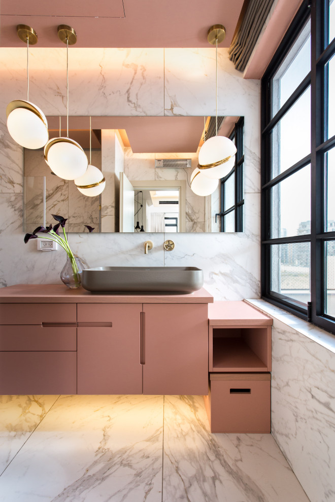 Inspiration för små moderna rosa en-suite badrum, med en vägghängd toalettstol, porslinskakel, vita väggar, klinkergolv i porslin, träbänkskiva, vitt golv, släta luckor, vit kakel och ett fristående handfat