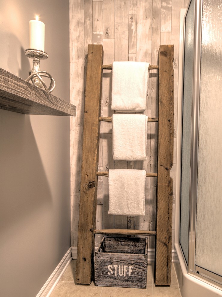 На фото: ванная комната в стиле рустика с серыми стенами, полом из керамической плитки и душевой кабиной с