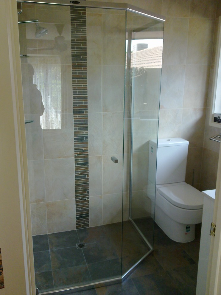 Foto di una stanza da bagno minimalista con doccia alcova e piastrelle in ceramica