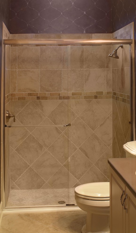 Kleines Modernes Duschbad mit profilierten Schrankfronten, beigen Schränken, Duschnische, Wandtoilette mit Spülkasten, beigen Fliesen, Kalkfliesen, hellem Holzboden, Wandwaschbecken, Quarzwerkstein-Waschtisch, beigem Boden und Schiebetür-Duschabtrennung in Richmond