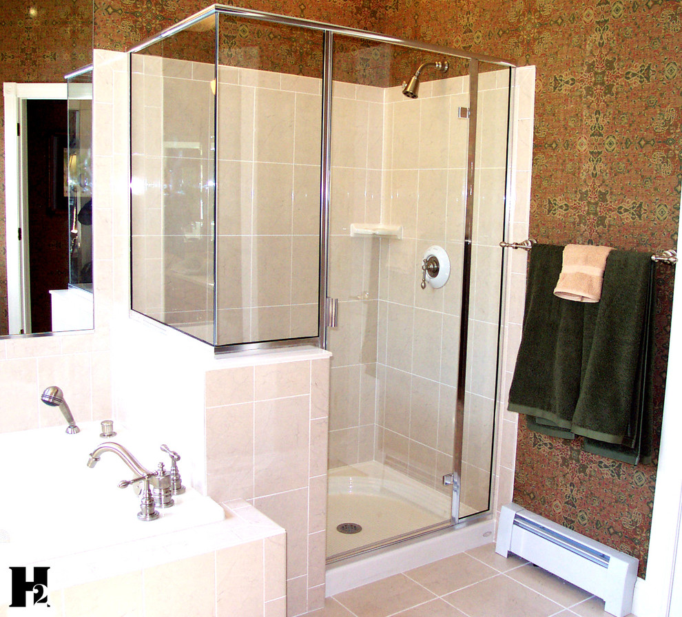 Идея дизайна: ванная комната в классическом стиле с угловым душем