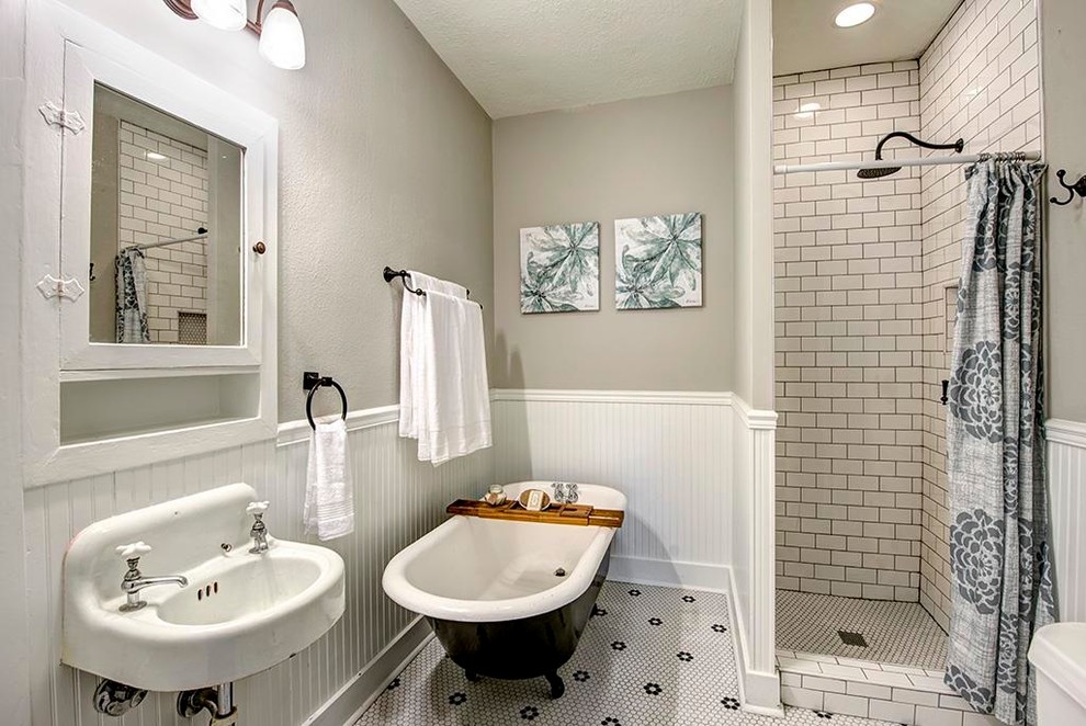 Klassisches Badezimmer mit Löwenfuß-Badewanne, weißen Fliesen, grauer Wandfarbe und Duschvorhang-Duschabtrennung in Houston