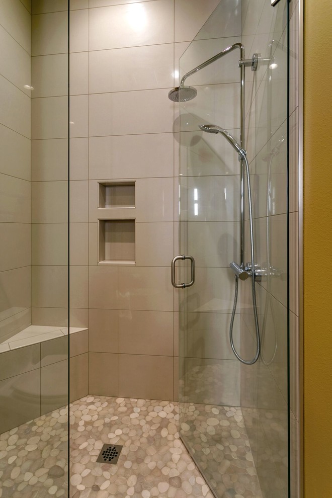Cette photo montre une salle de bain tendance en bois foncé de taille moyenne avec un placard à porte plane, un carrelage beige, des carreaux de porcelaine, un mur blanc, un lavabo posé, un sol beige, une cabine de douche à porte battante et un plan de toilette beige.