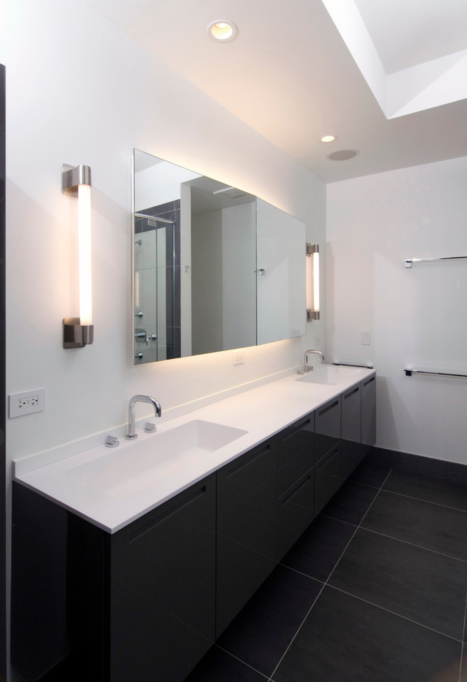 Пример оригинального дизайна: большая главная ванная комната в стиле модернизм с плоскими фасадами, серыми фасадами, столешницей из ламината и полом из керамогранита