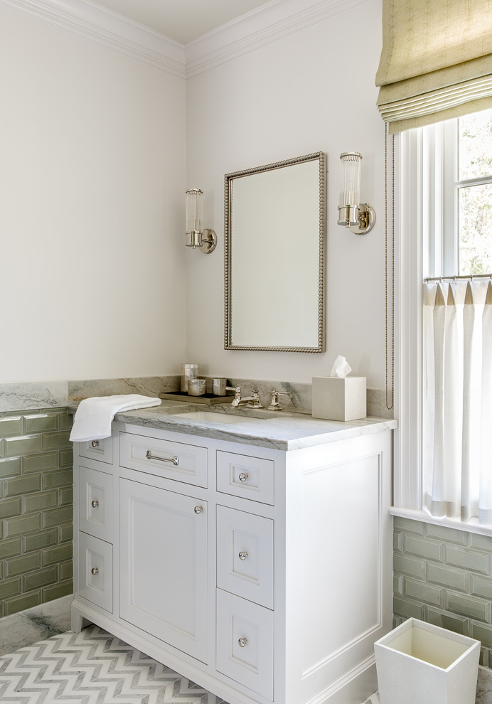Inspiration för ett vintage grå grått badrum, med luckor med infälld panel, vita skåp, grå kakel, tunnelbanekakel, vita väggar, ett undermonterad handfat och flerfärgat golv