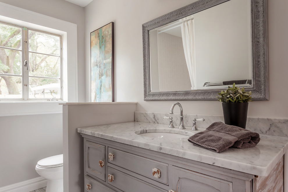 Immagine di una stanza da bagno padronale minimalista di medie dimensioni con ante a filo, ante in legno scuro, WC a due pezzi, pareti beige, lavabo a consolle e top in granito