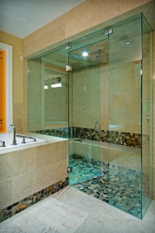 Стильный дизайн: большая главная ванная комната в современном стиле с ванной в нише, душем без бортиков, бежевыми стенами и бетонным полом - последний тренд