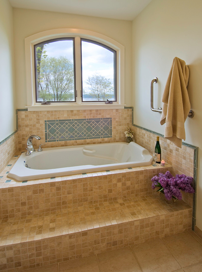 Inredning av ett klassiskt mellanstort badrum, med ett platsbyggt badkar, beige kakel, porslinskakel, beige väggar, klinkergolv i porslin och beiget golv