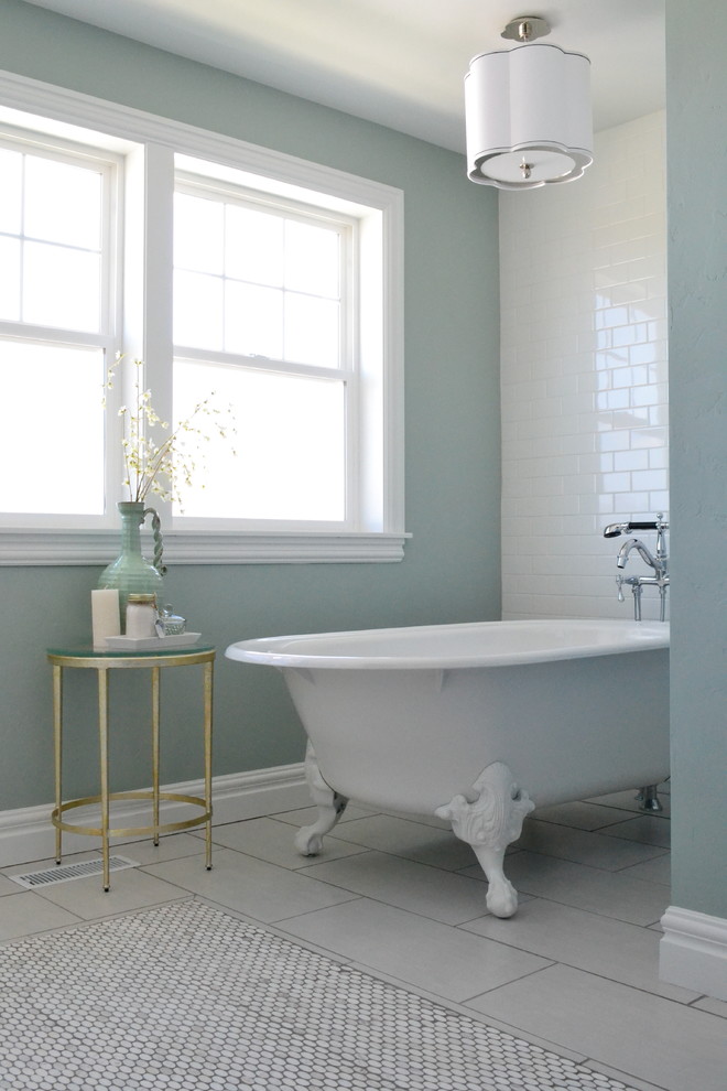 Inspiration för ett mellanstort vintage en-suite badrum, med släta luckor, vita skåp, bänkskiva i kvarts, ett fristående badkar, grå kakel, stenkakel, blå väggar och klinkergolv i keramik