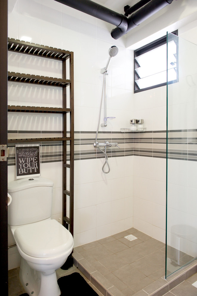 Ejemplo de cuarto de baño urbano con puertas de armario de madera oscura, baldosas y/o azulejos marrones, paredes blancas y suelo de baldosas de cerámica
