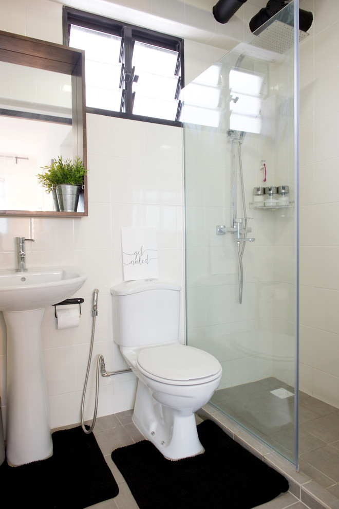 Industrial Badezimmer mit hellbraunen Holzschränken, braunen Fliesen, weißer Wandfarbe und Keramikboden in Singapur