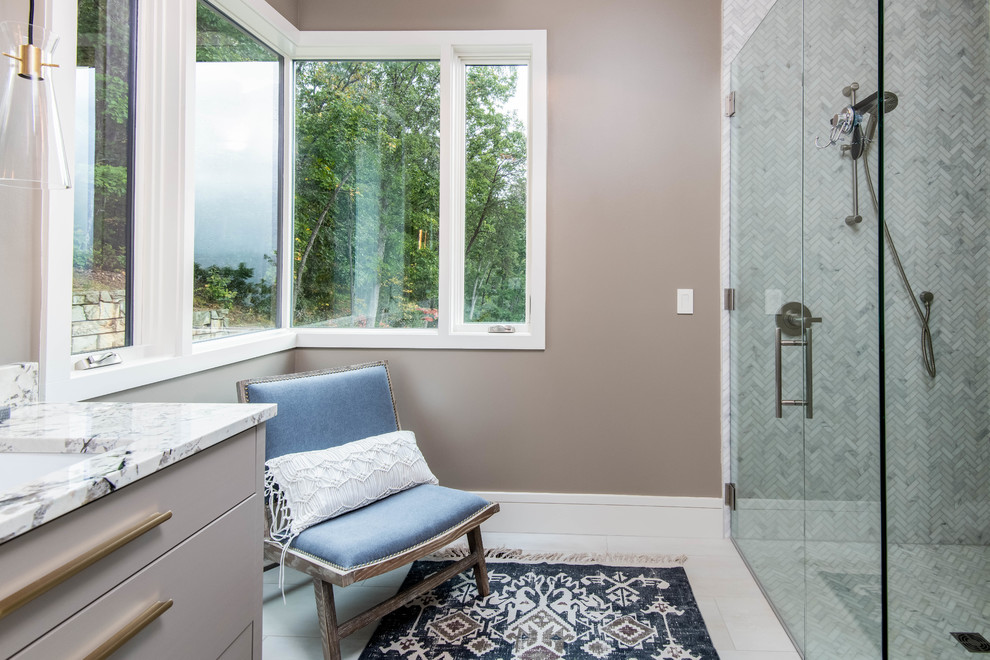 Aménagement d'une salle de bain rétro de taille moyenne avec un placard à porte plane, un mur beige, un sol en carrelage de porcelaine, un lavabo encastré, un sol beige et une cabine de douche à porte battante.