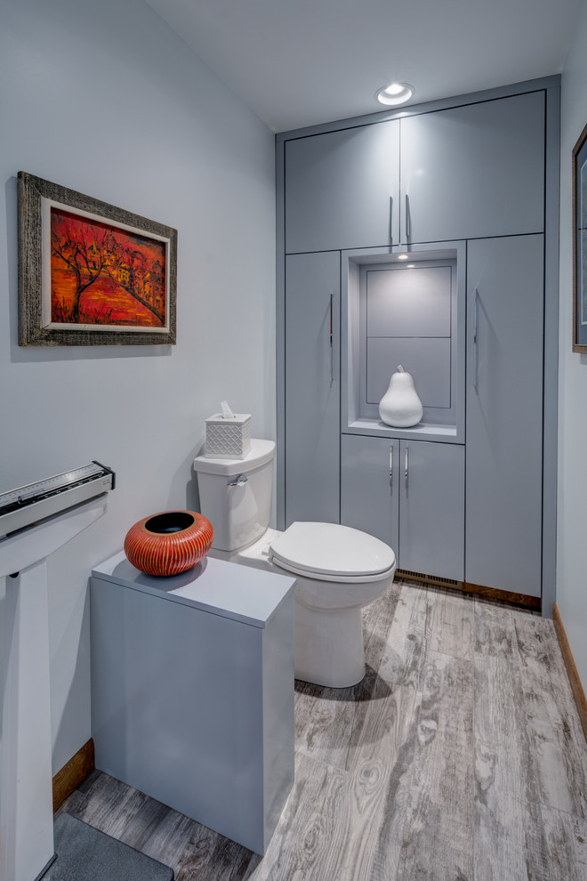 Idee per una stanza da bagno padronale design con ante lisce, ante grigie, doccia aperta, pareti grigie e pavimento grigio