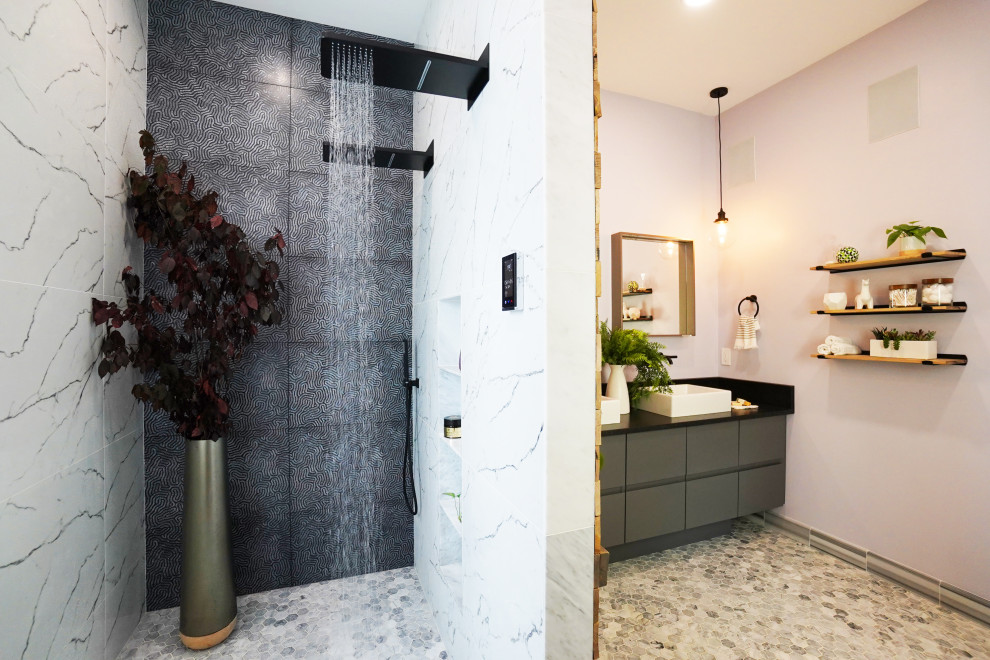 Modern inredning av ett mellanstort svart svart en-suite badrum, med släta luckor, grå skåp, en kantlös dusch, en toalettstol med hel cisternkåpa, vit kakel, porslinskakel, lila väggar, mosaikgolv, ett fristående handfat, granitbänkskiva, vitt golv och med dusch som är öppen