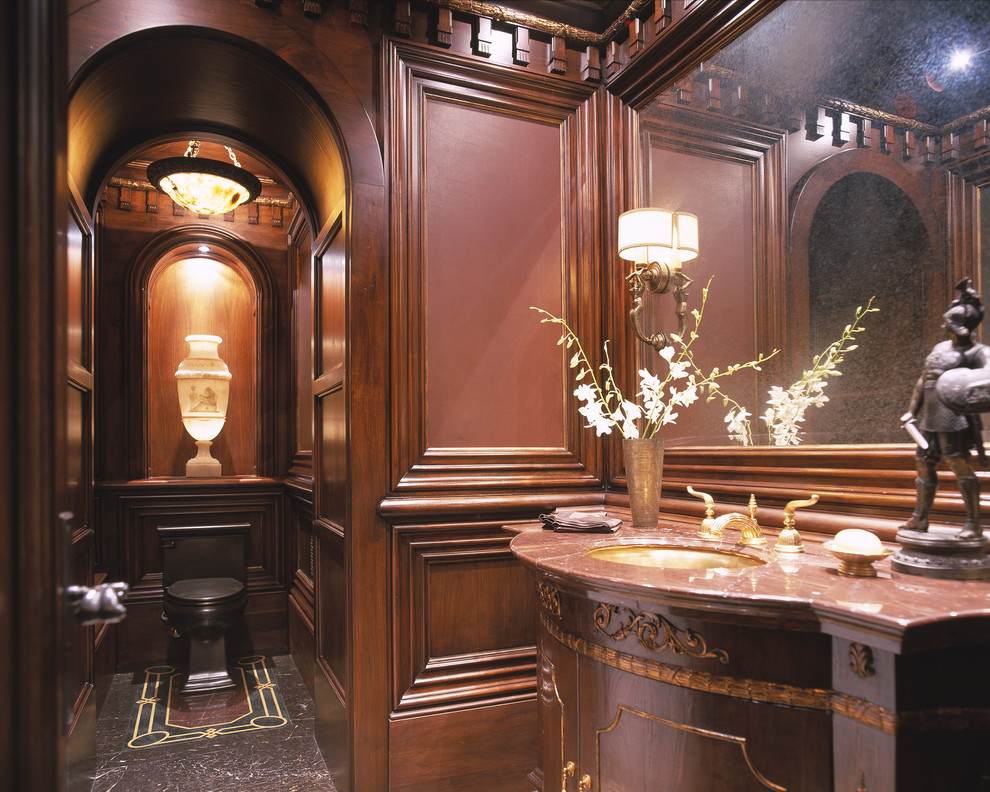 Пример оригинального дизайна: ванная комната среднего размера в классическом стиле с плоскими фасадами, темными деревянными фасадами, раздельным унитазом, коричневой плиткой, коричневыми стенами, мраморным полом, душевой кабиной, врезной раковиной, столешницей из кварцита и черным полом