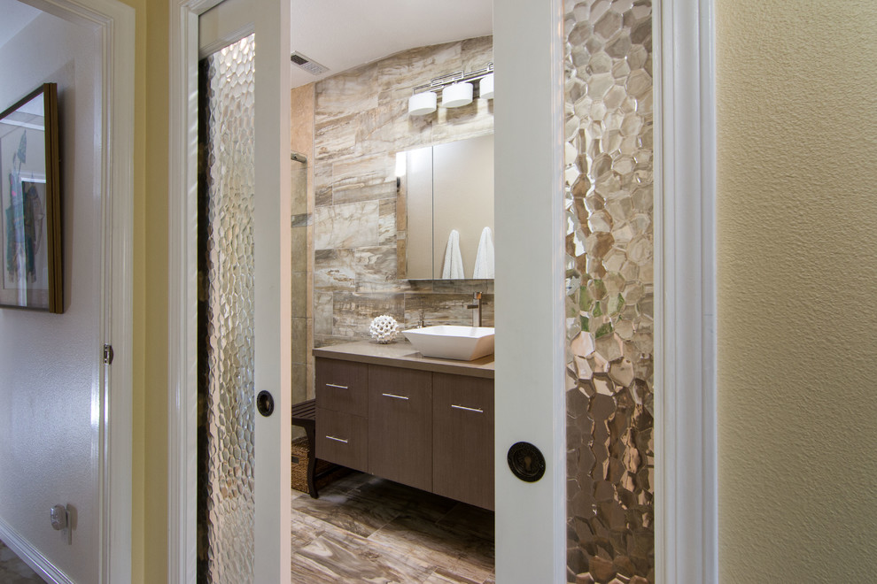 Идея дизайна: главная ванная комната среднего размера в современном стиле с плоскими фасадами, коричневыми фасадами, душем в нише, раздельным унитазом, разноцветной плиткой, керамической плиткой, разноцветными стенами, полом из керамической плитки, настольной раковиной, столешницей из искусственного кварца, коричневым полом и душем с раздвижными дверями