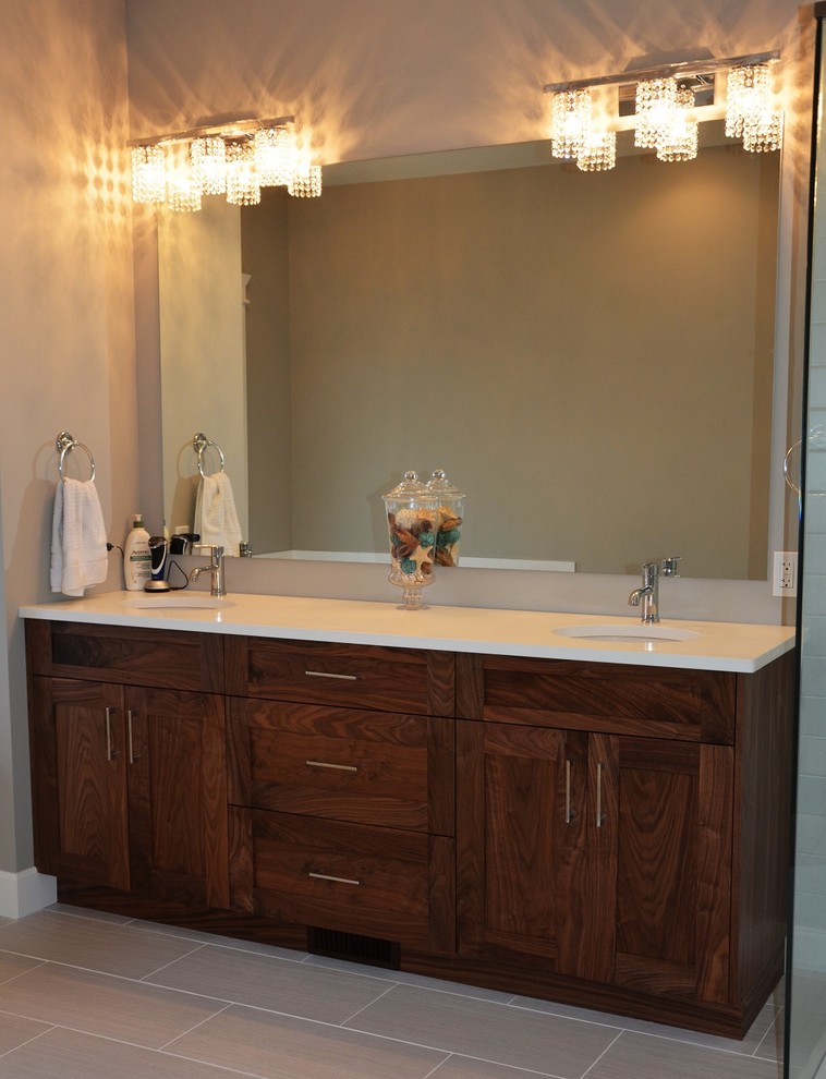 Exemple d'une salle de bain principale chic en bois brun avec un placard à porte shaker, un sol en carrelage de céramique, un plan de toilette en quartz modifié, un lavabo encastré, WC à poser et un mur blanc.