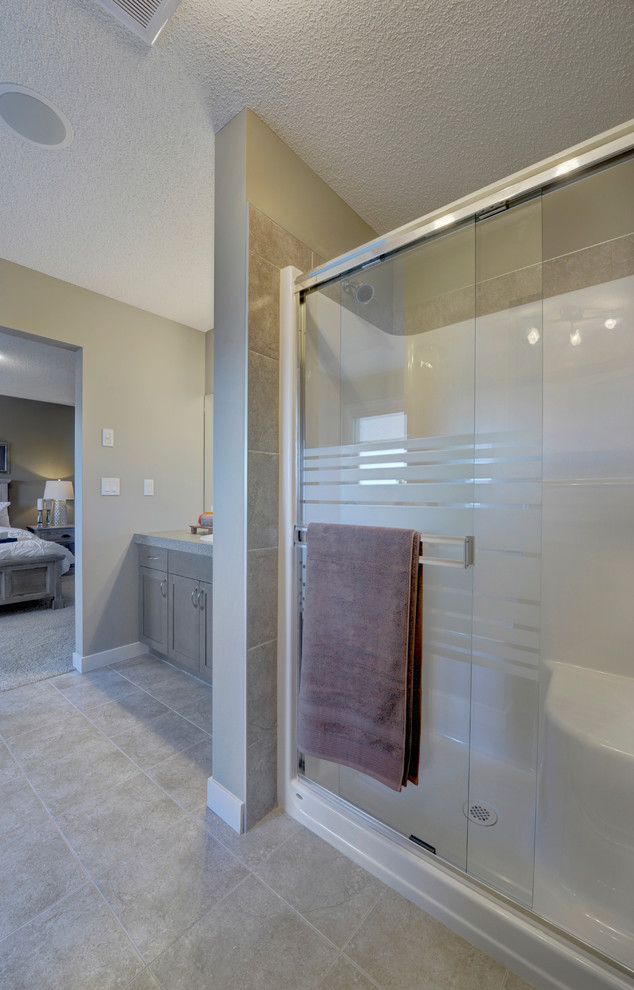 Mittelgroßes Modernes Badezimmer En Suite mit Einbauwaschbecken, profilierten Schrankfronten, hellen Holzschränken, Einbaubadewanne, Duschnische, Toilette mit Aufsatzspülkasten, braunen Fliesen, Keramikfliesen und beiger Wandfarbe in Edmonton