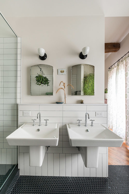 На фото: большая главная ванная комната в стиле лофт с отдельно стоящей ванной, душевой комнатой, унитазом-моноблоком, черной плиткой, белой плиткой, керамической плиткой, белыми стенами, полом из керамической плитки и подвесной раковиной