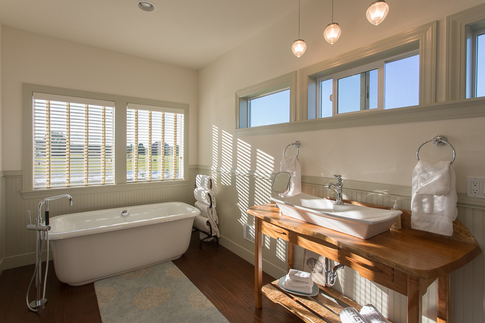 Пример оригинального дизайна: главная ванная комната среднего размера в стиле кантри с отдельно стоящей ванной, паркетным полом среднего тона и настольной раковиной