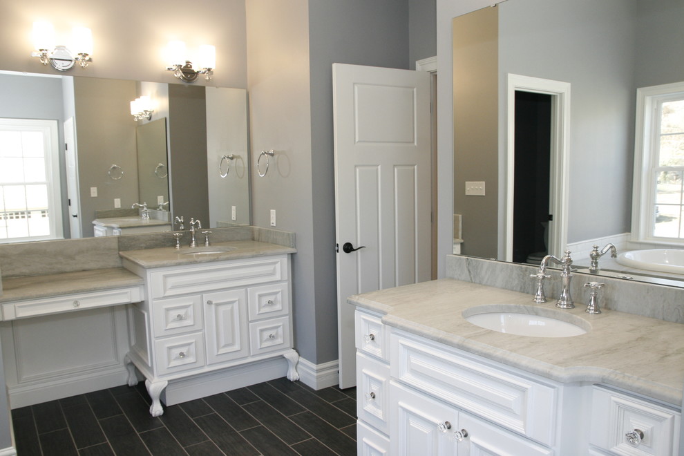 Inredning av ett klassiskt stort badrum med dusch, med ett undermonterad handfat, skåp i shakerstil, skåp i mörkt trä, granitbänkskiva, ett undermonterat badkar, en öppen dusch, en toalettstol med hel cisternkåpa, beige kakel, stenkakel, grå väggar och marmorgolv
