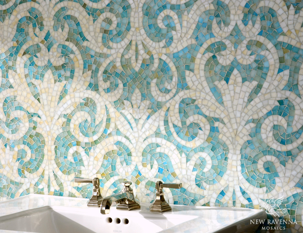 Ispirazione per una stanza da bagno design con lavabo a colonna, piastrelle blu, piastrelle a mosaico e pareti blu