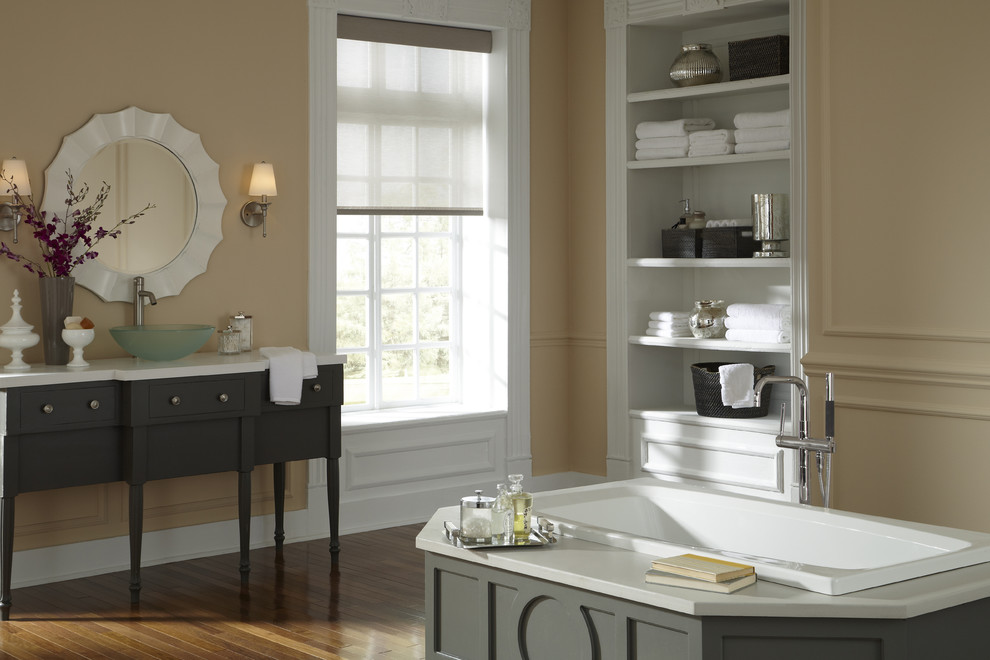 Foto de cuarto de baño principal actual grande con paredes beige y suelo de madera en tonos medios