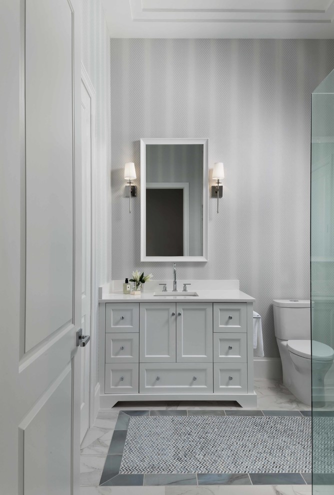 На фото: большая главная ванная комната в стиле неоклассика (современная классика) с фасадами в стиле шейкер, белыми фасадами, открытым душем, белой плиткой, керамогранитной плиткой, серыми стенами, мраморным полом, врезной раковиной и столешницей из кварцита
