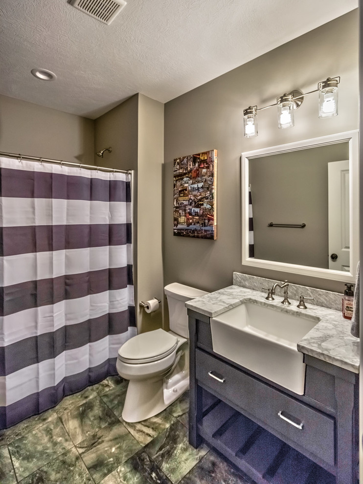Bild på ett mellanstort amerikanskt grå grått badrum för barn, med möbel-liknande, grå skåp, ett badkar i en alkov, en dusch i en alkov, en toalettstol med separat cisternkåpa, grå väggar, klinkergolv i keramik, ett avlångt handfat, granitbänkskiva, grått golv och dusch med duschdraperi