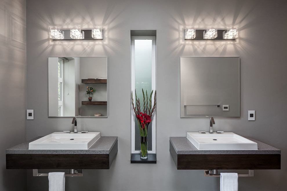 Diseño de cuarto de baño principal moderno grande con lavabo sobreencimera, puertas de armario de madera en tonos medios, encimera de cuarzo compacto, baldosas y/o azulejos grises, baldosas y/o azulejos de porcelana y paredes grises