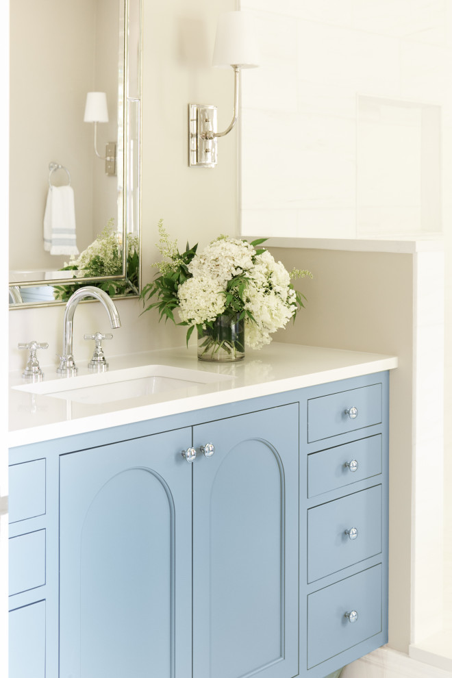 Esempio di una stanza da bagno padronale tradizionale di medie dimensioni con consolle stile comò, ante blu, piastrelle bianche, piastrelle di marmo, top in quarzo composito, top bianco, un lavabo e mobile bagno incassato