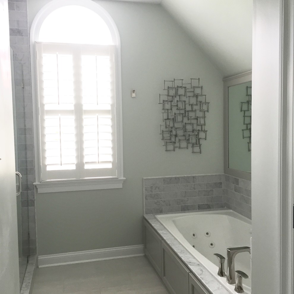Aménagement d'une grande douche en alcôve contemporaine avec une baignoire posée, un carrelage gris, un carrelage métro, un mur gris et un sol en carrelage de porcelaine.