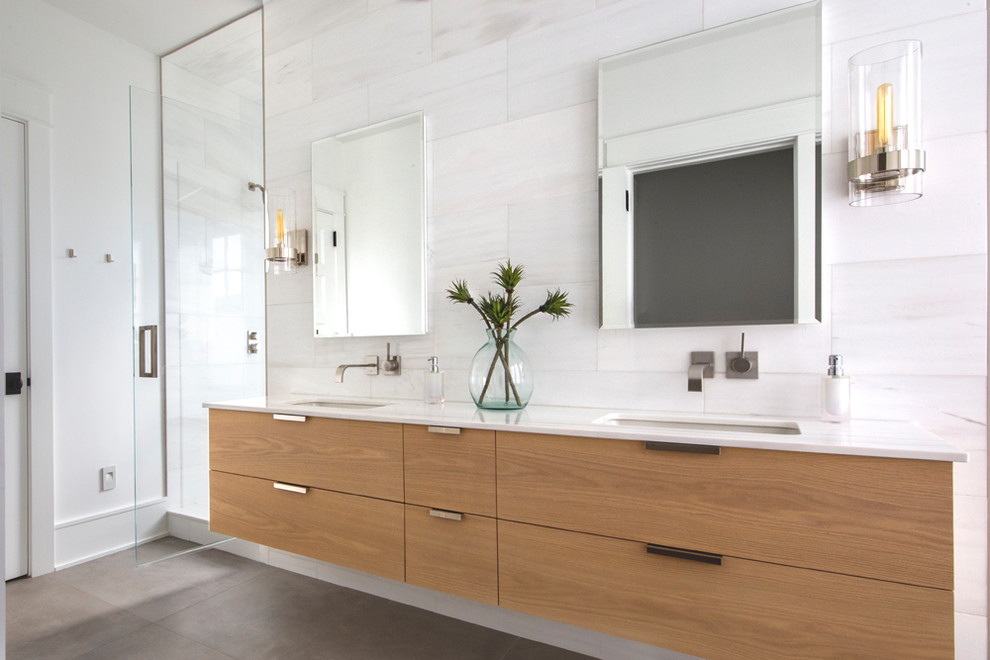 Inspiration för moderna vitt en-suite badrum, med skåp i ljust trä, en toalettstol med hel cisternkåpa, vit kakel, marmorkakel, vita väggar, klinkergolv i porslin, marmorbänkskiva, grått golv och dusch med gångjärnsdörr