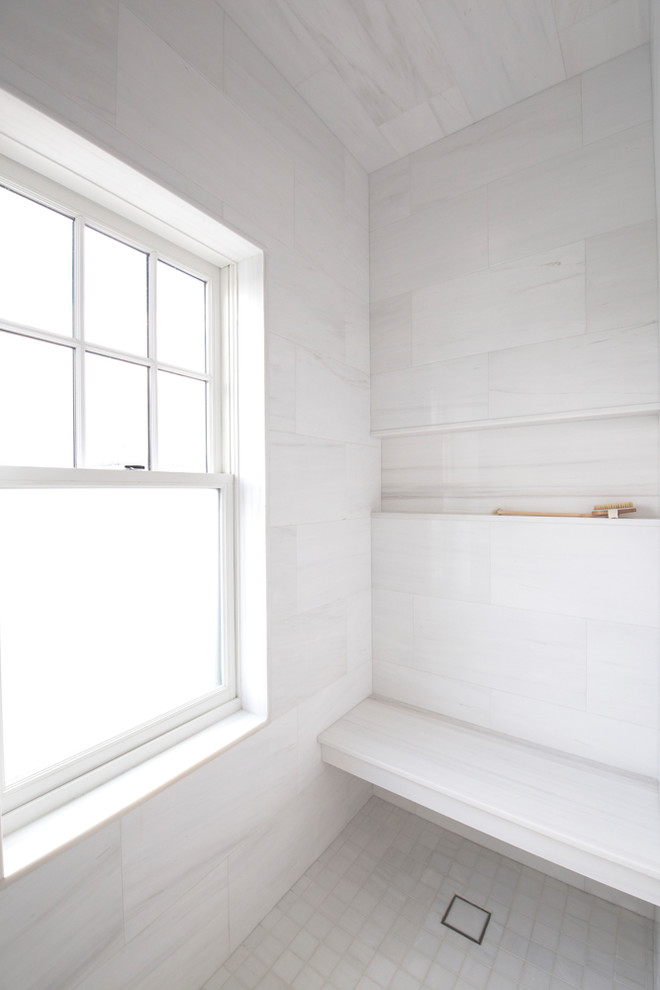 Modernes Badezimmer En Suite mit hellen Holzschränken, Toilette mit Aufsatzspülkasten, weißen Fliesen, Marmorfliesen, weißer Wandfarbe, Porzellan-Bodenfliesen, Marmor-Waschbecken/Waschtisch, grauem Boden, Falttür-Duschabtrennung und weißer Waschtischplatte in New York