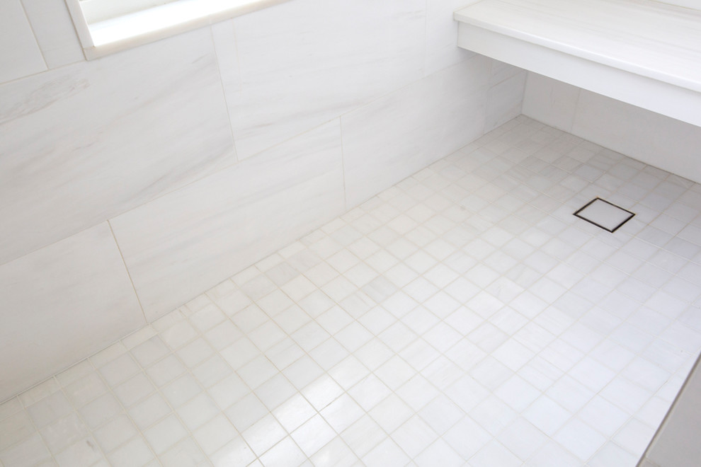 Idée de décoration pour une salle de bain principale minimaliste en bois clair avec WC à poser, un carrelage blanc, du carrelage en marbre, un mur blanc, un sol en carrelage de porcelaine, un plan de toilette en marbre, un sol gris, une cabine de douche à porte battante et un plan de toilette blanc.