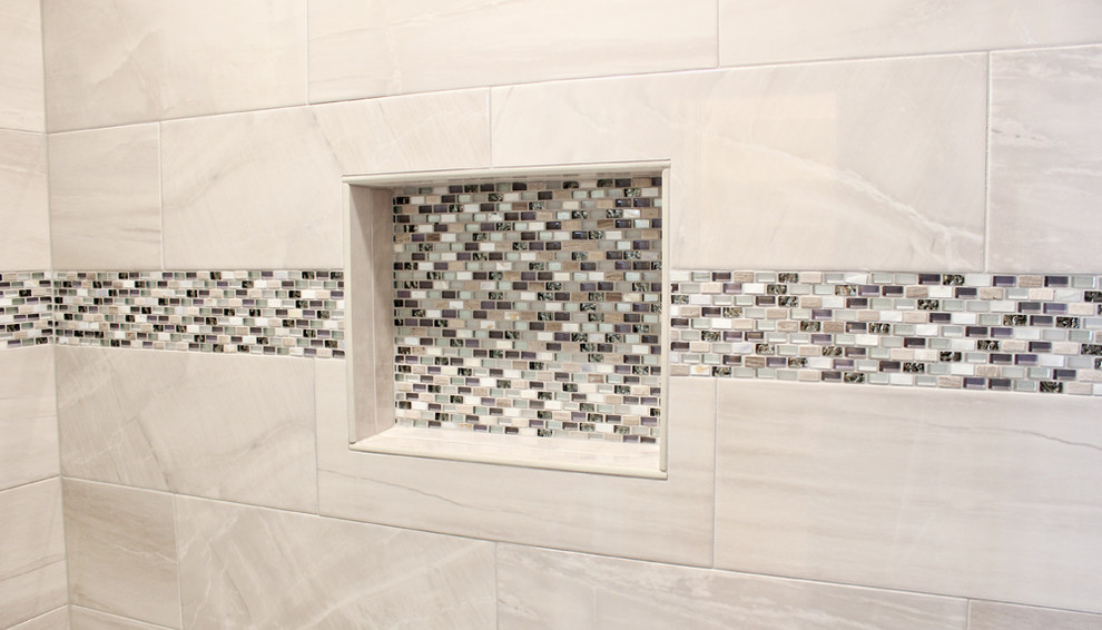 Exempel på ett mellanstort klassiskt badrum, med luckor med infälld panel, grå skåp, en dusch/badkar-kombination, beige kakel, mosaik, vita väggar, klinkergolv i porslin, ett undermonterad handfat och bänkskiva i kvarts