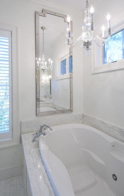 Foto de cuarto de baño principal minimalista con bañera encastrada, baldosas y/o azulejos grises, baldosas y/o azulejos blancos, losas de piedra, paredes blancas y suelo con mosaicos de baldosas