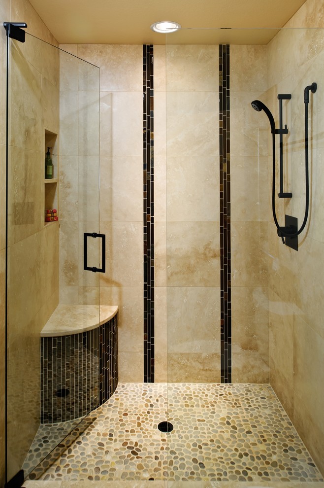 Cette photo montre une grande douche en alcôve principale asiatique avec du carrelage en travertin et un sol en galet.