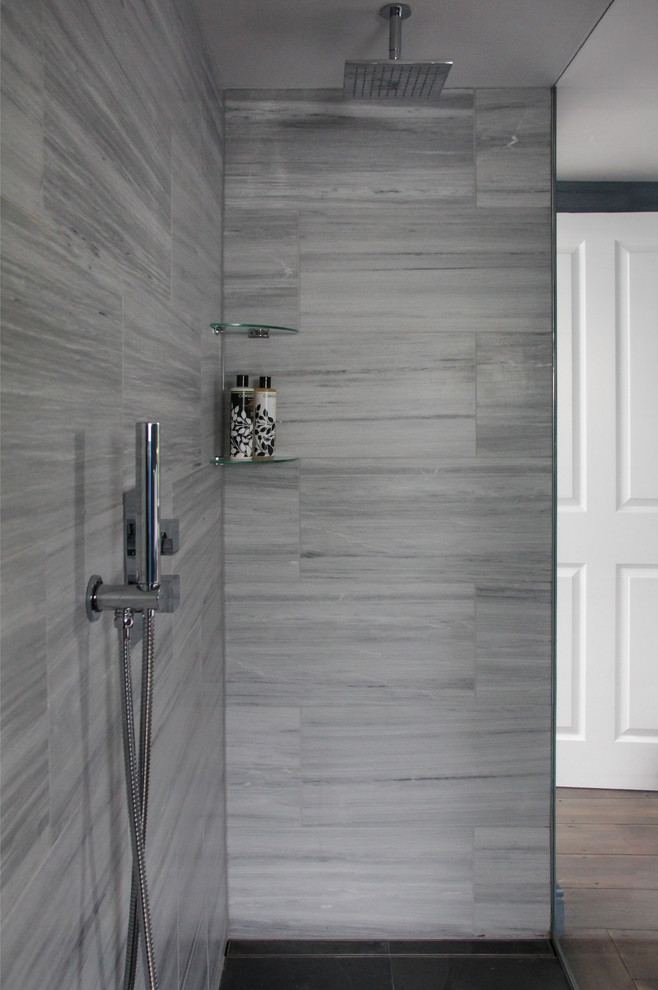 Inredning av ett modernt litet en-suite badrum, med en öppen dusch, vita väggar, skiffergolv, svart golv och med dusch som är öppen