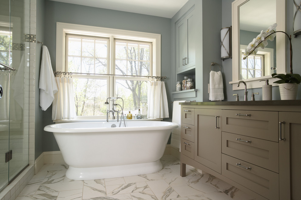 Inspiration för mellanstora klassiska en-suite badrum, med skåp i shakerstil, bruna skåp, ett fristående badkar, våtrum, mosaikgolv, ett undermonterad handfat och dusch med gångjärnsdörr