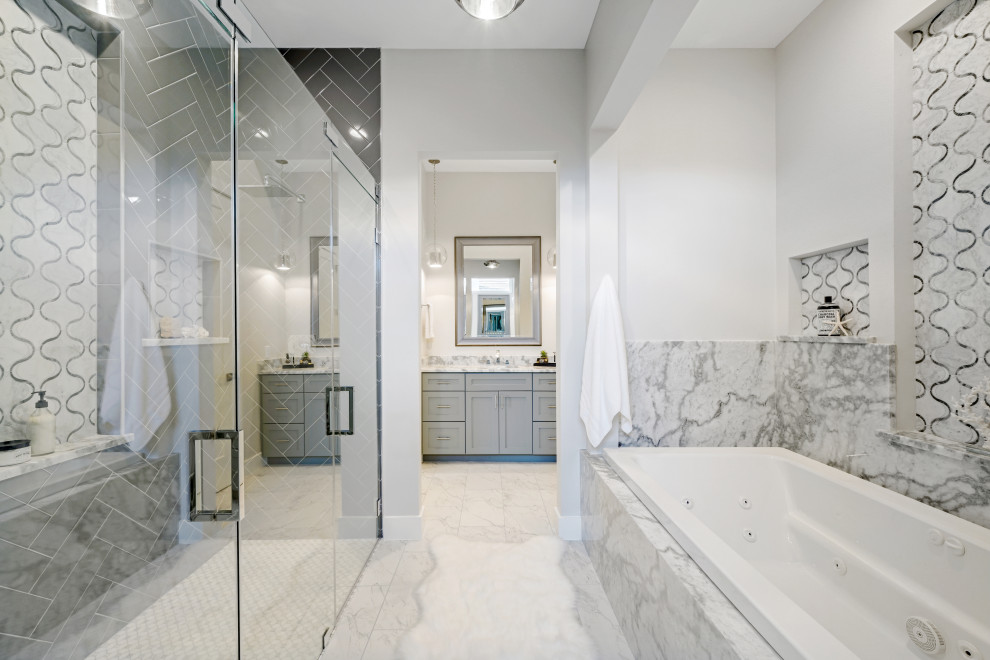 Стильный дизайн: огромная главная, серо-белая ванная комната в стиле неоклассика (современная классика) с фасадами в стиле шейкер, серыми фасадами, накладной ванной, душем в нише, серой плиткой, керамогранитной плиткой, серыми стенами, полом из керамогранита, серым полом, душем с распашными дверями и белой столешницей - последний тренд