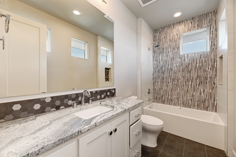 Exempel på ett modernt flerfärgad flerfärgat badrum, med möbel-liknande, skåp i mörkt trä, flerfärgad kakel, porslinskakel, grå väggar, klinkergolv i porslin, ett undermonterad handfat och granitbänkskiva