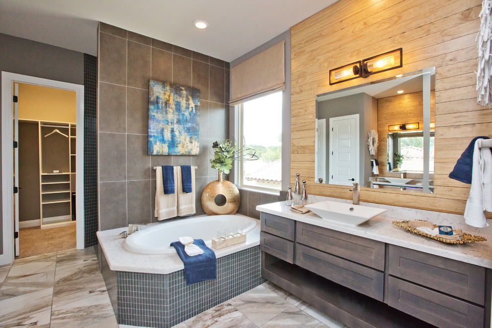 Idee per una stanza da bagno padronale chic con ante in stile shaker, ante in legno bruno, vasca da incasso, lavabo a bacinella, pavimento grigio e top bianco