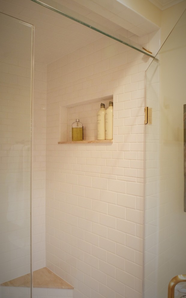Inredning av ett klassiskt mellanstort en-suite badrum, med luckor med upphöjd panel, vita skåp, ett undermonterat badkar, en dusch i en alkov, en toalettstol med separat cisternkåpa, beige kakel, tunnelbanekakel, beige väggar, marmorgolv, ett undermonterad handfat och marmorbänkskiva