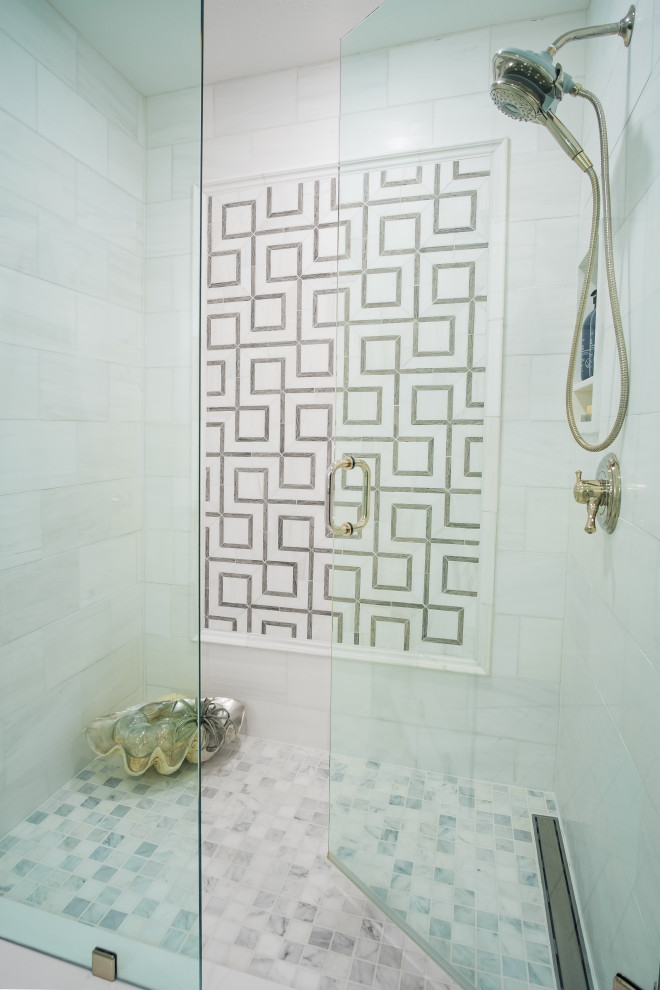 Пример оригинального дизайна: большая главная ванная комната в стиле неоклассика (современная классика) с фасадами в стиле шейкер, белыми фасадами, открытым душем, раздельным унитазом, белой плиткой, мраморной плиткой, серыми стенами, полом из керамогранита, врезной раковиной, столешницей из искусственного кварца, белым полом, душем с распашными дверями, белой столешницей, нишей, тумбой под две раковины и встроенной тумбой