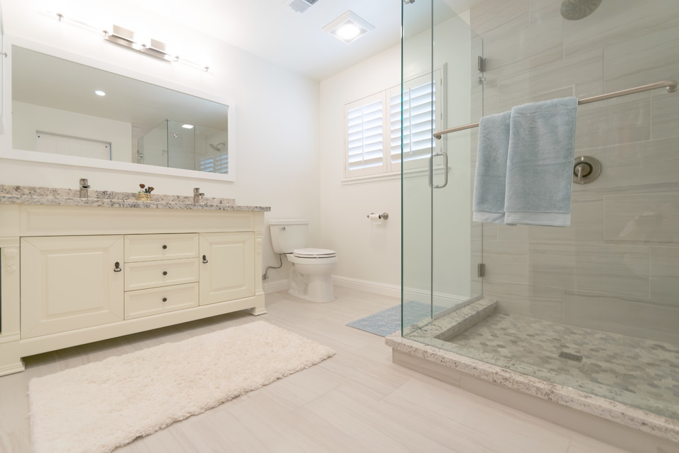 Idéer för ett stort klassiskt beige en-suite badrum, med möbel-liknande, vita skåp, en hörndusch, beige kakel, keramikplattor, vita väggar, klinkergolv i keramik, ett undermonterad handfat, granitbänkskiva, beiget golv och dusch med gångjärnsdörr