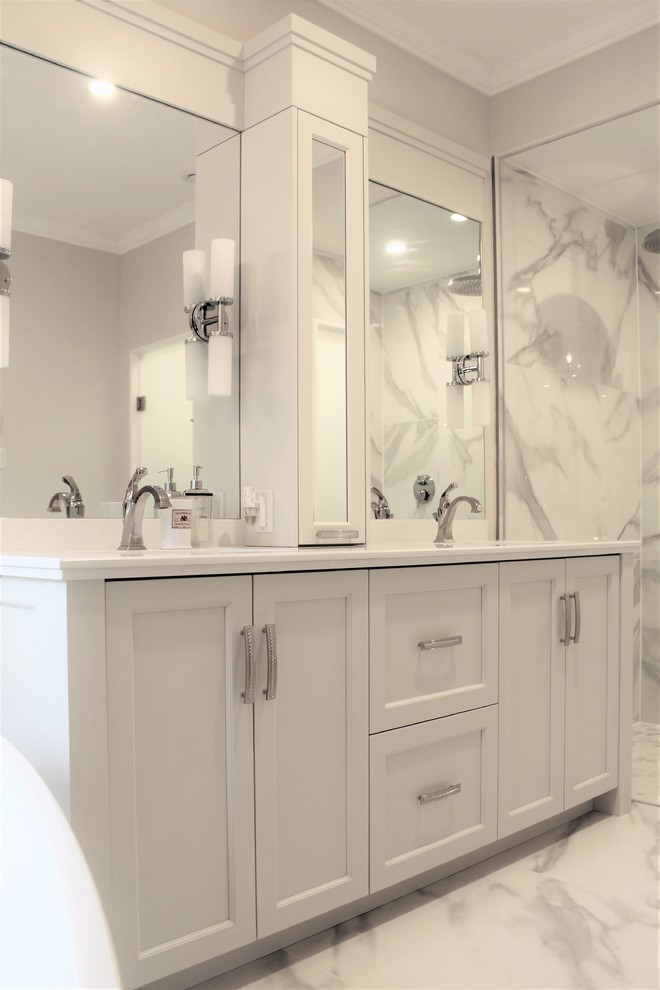 Mittelgroßes Modernes Badezimmer En Suite mit weißen Schränken, freistehender Badewanne, weißen Fliesen, grauer Wandfarbe, Keramikboden, weißem Boden und offener Dusche in Toronto